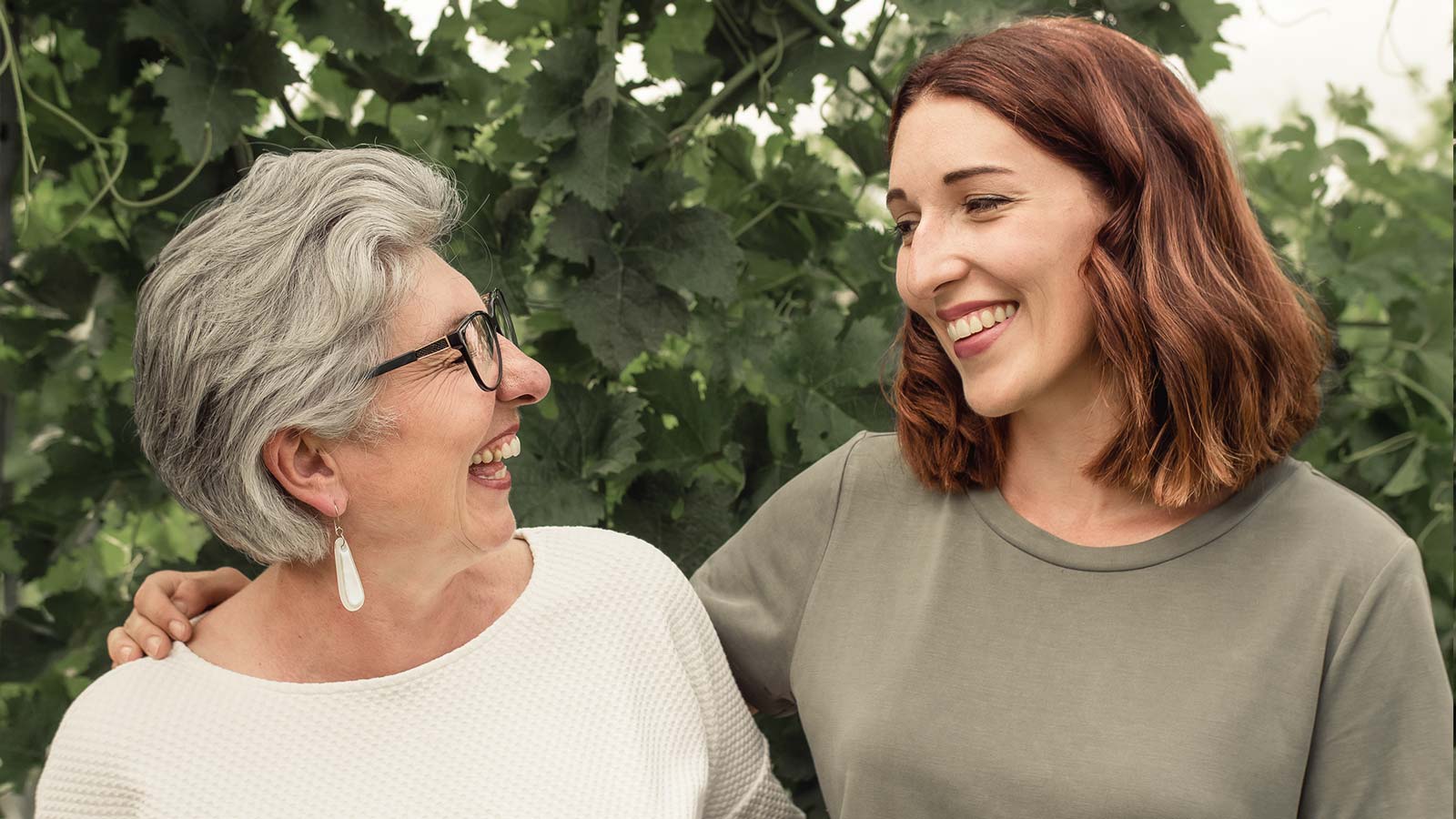 Maria Faber-Köchl und Anna Faber lachen bei Foto im Weingarten