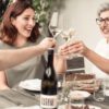 Anna Faber und Maria Faber-Köchl trinken Wein mit einem Gast