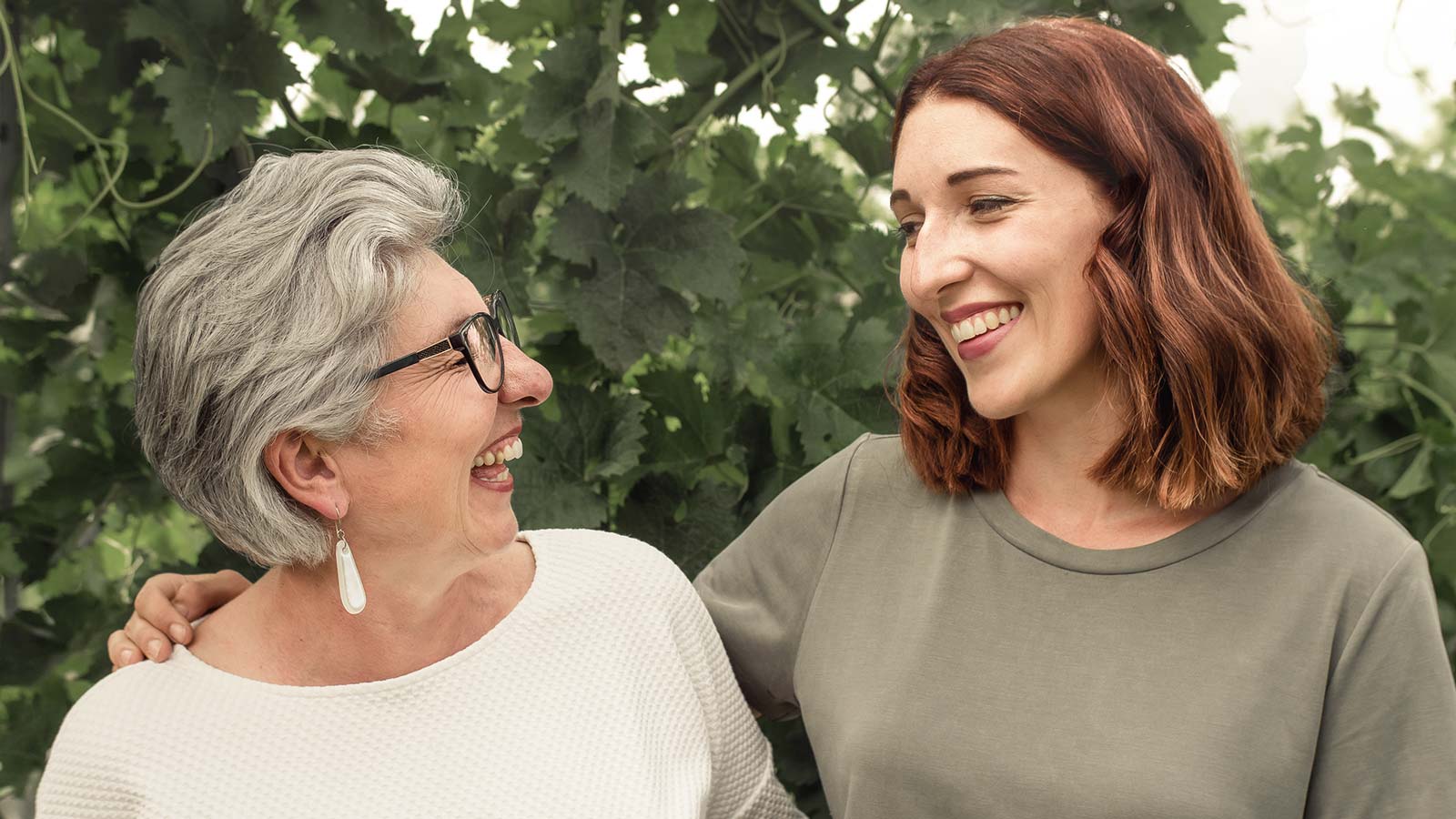 Maria Faber-Köchl und Anna Faber lachen vor einem Weingarten