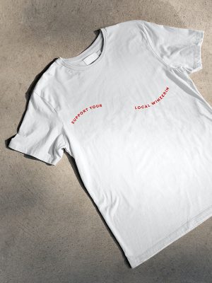 Weißes T-Shirt mit geschwungener Aufschrift auf Brusthöhe: "Support Your Local Winzerin"