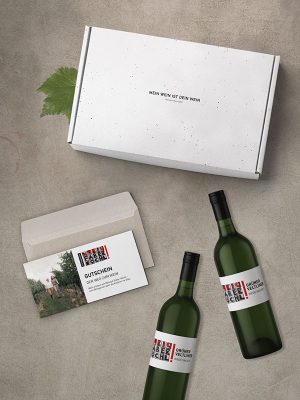 Weiße Geschenkbox mit zwei Flaschen Grüner Veltliner Saazen und einem Gutschein in Langkartenformat für Event "Weg zum Wein"