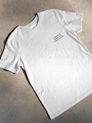 Weißes T-Shirt mit Aufschrift "Liberté, Egalité, Frizzanté" auf rechter Brusthöhe