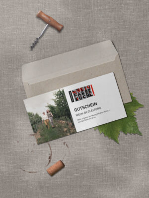 Gedruckter Gutschein im Querformat für das Event "Wein-Begleitung" auf einem Kuvert liegend