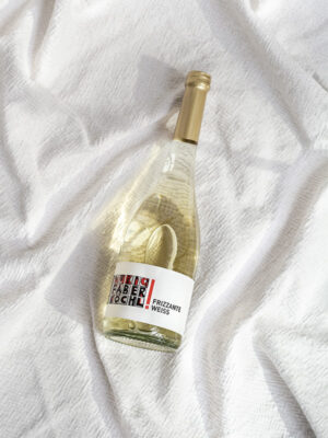 Flasche Frizzante Weiß liegend auf weißem Hintergrund