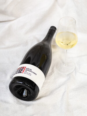 Magnum-Flasche von Weißwein-Cuvée "Köchl Verzeichnis 508" liegt auf einem weißen Tuch, daneben steht ein Glas mit Weißwein